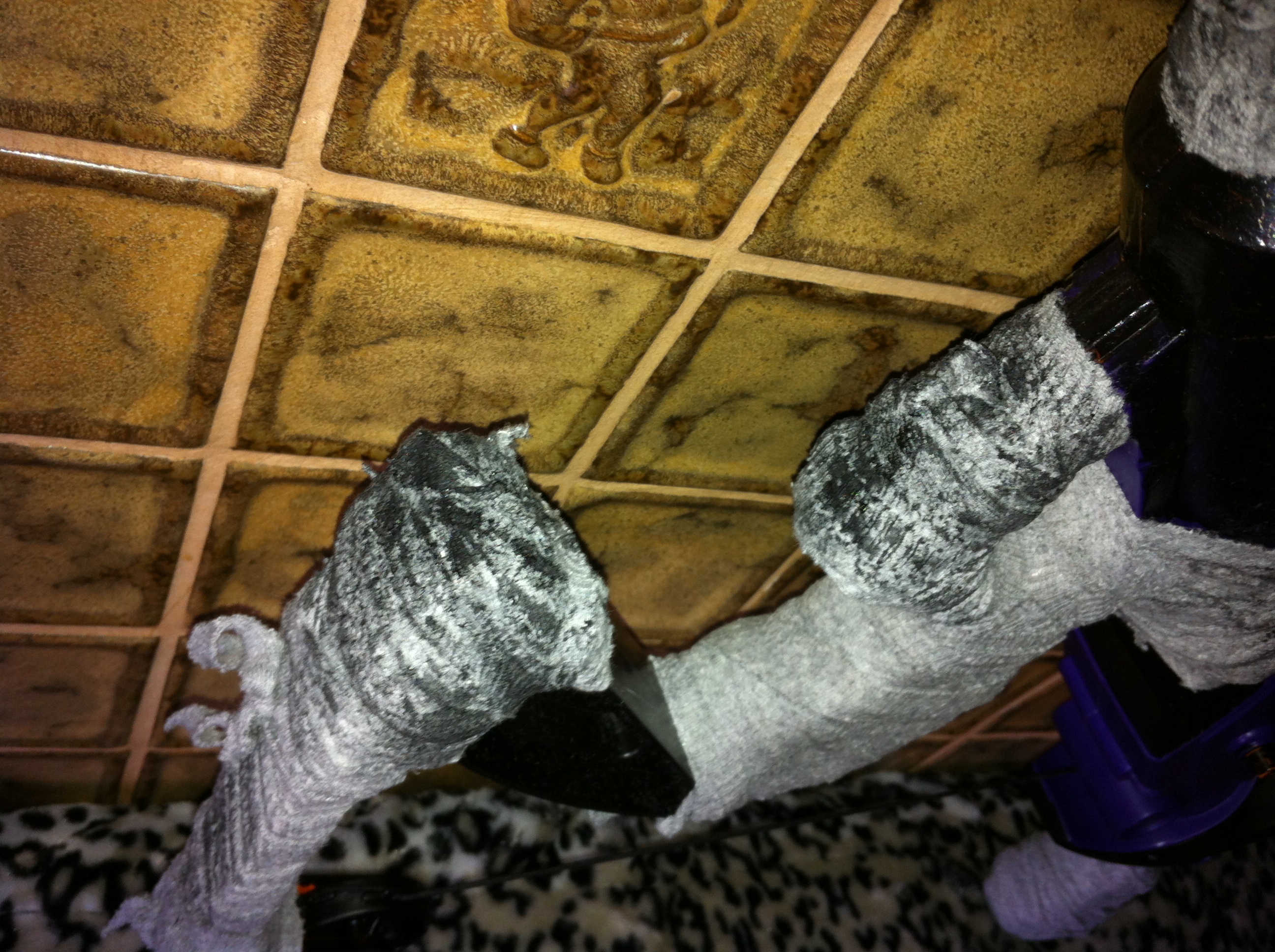 Closeup von den Stellen die mit Edding, schwarzem Nagelack + Asche bearbeitet wurden 001