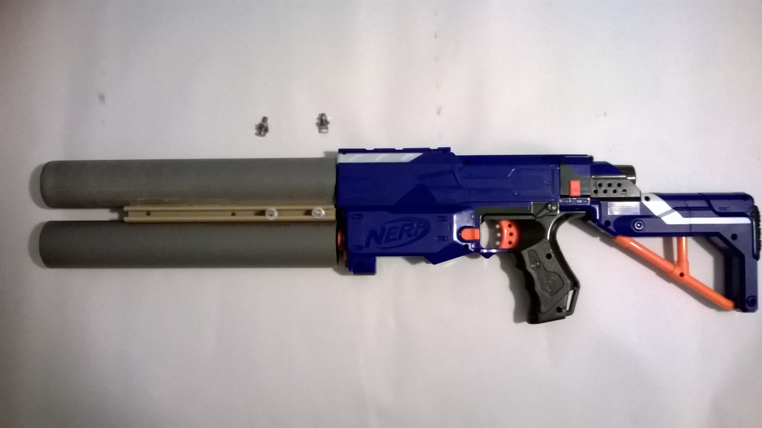 Das erste Baustadium, eigentlich nur die Erste aufnahme des Laufes.
Der Unterelauf ist noch nicht befestigt, da noch das vordere Teil abgetrennt wird