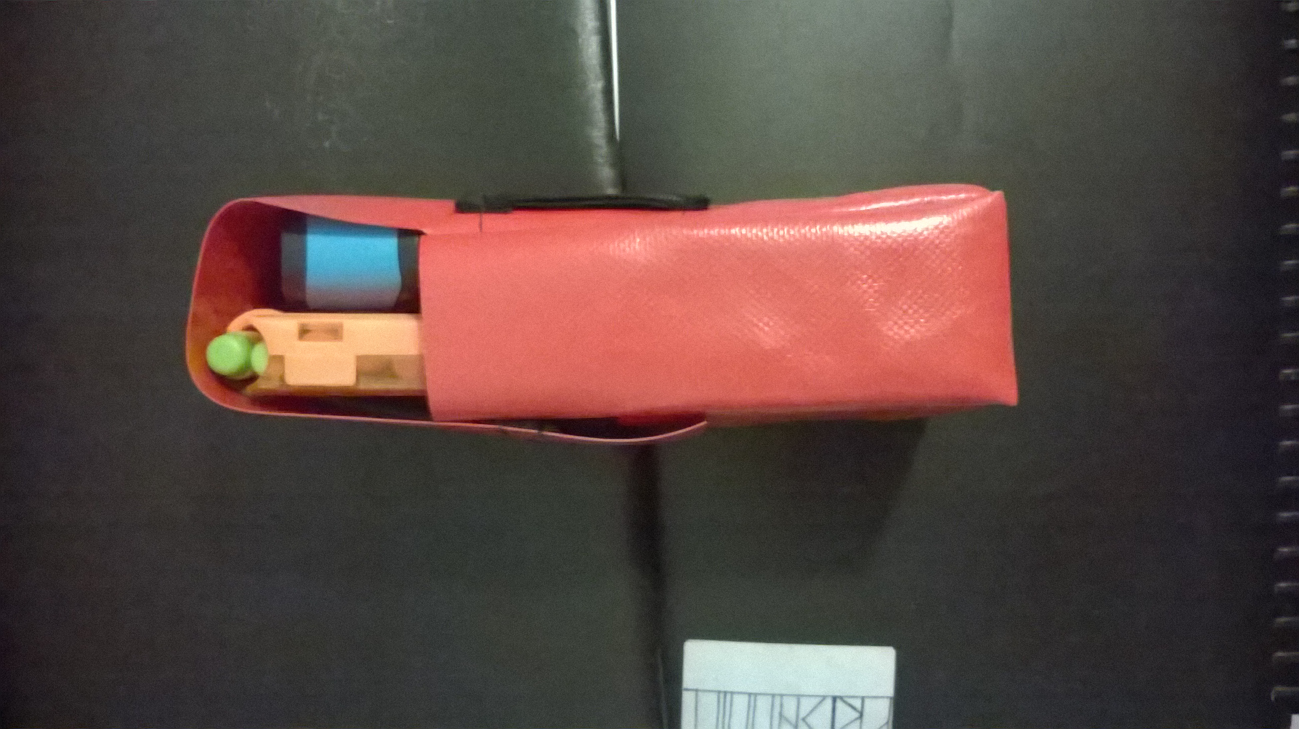 Dave's Magazintasche von Seite