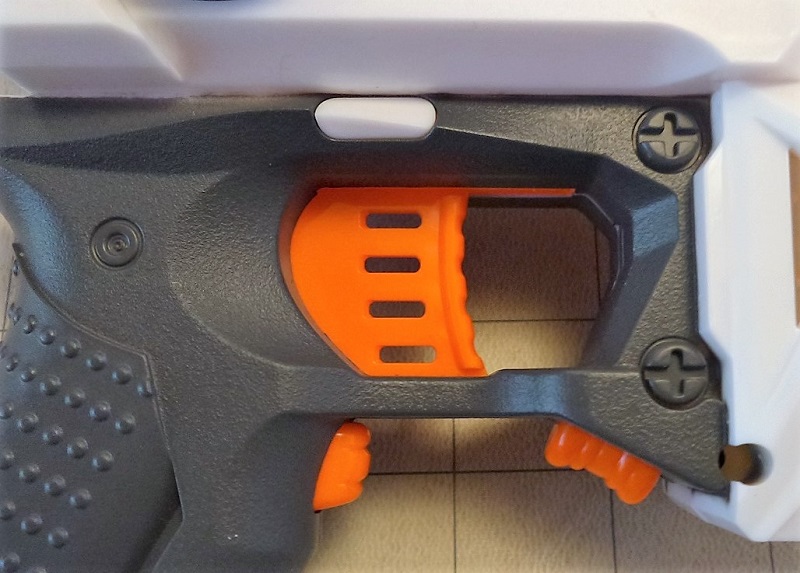 Der Abzugs-Bereich mit dem schräg-nach-oben Magrelease und dem auffälligen weißen schwergängigen Druckknopf der den Pusher in der ausgefahrenen Positi