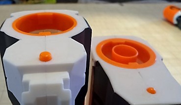 Der Einrastdruckknopf hat einen gerundeten Zylinderkopf im Gegensatz zum Halbkugelkopf der Modulus. Hält je nach Blaster fester lässt sich aber auch s