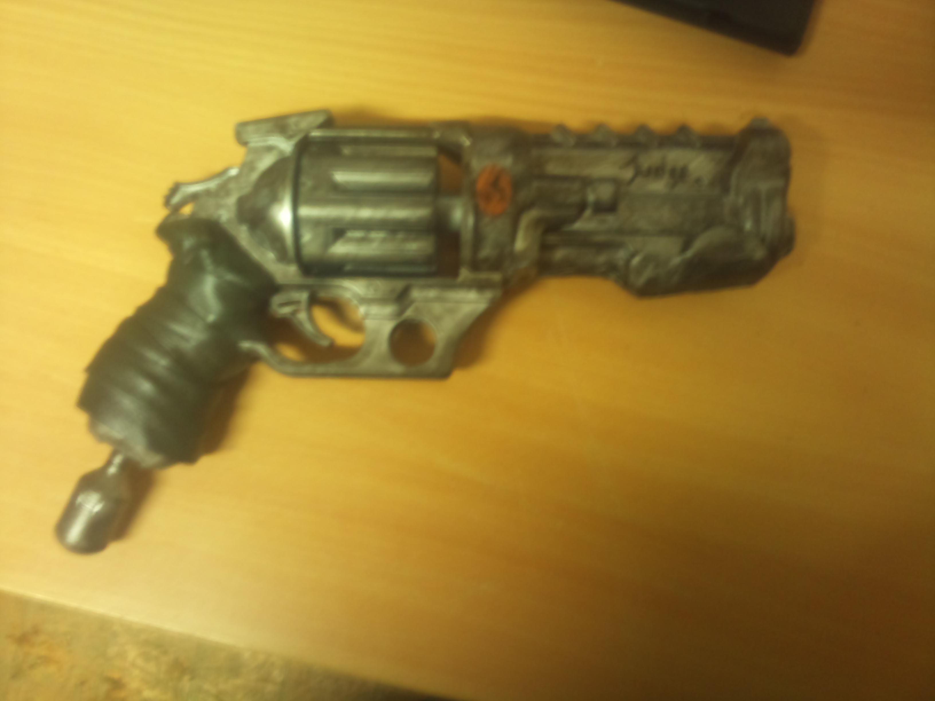 der fertige Mod. Der komplette Blaster wurde "gewasht" , ein Emblem wurde auf der Seite eingelegt. Der Griff ist mit grünem Leder umspannt worden.