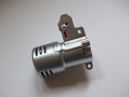 Der Lauf bleibt ebenfalls silbern mit roten Details.