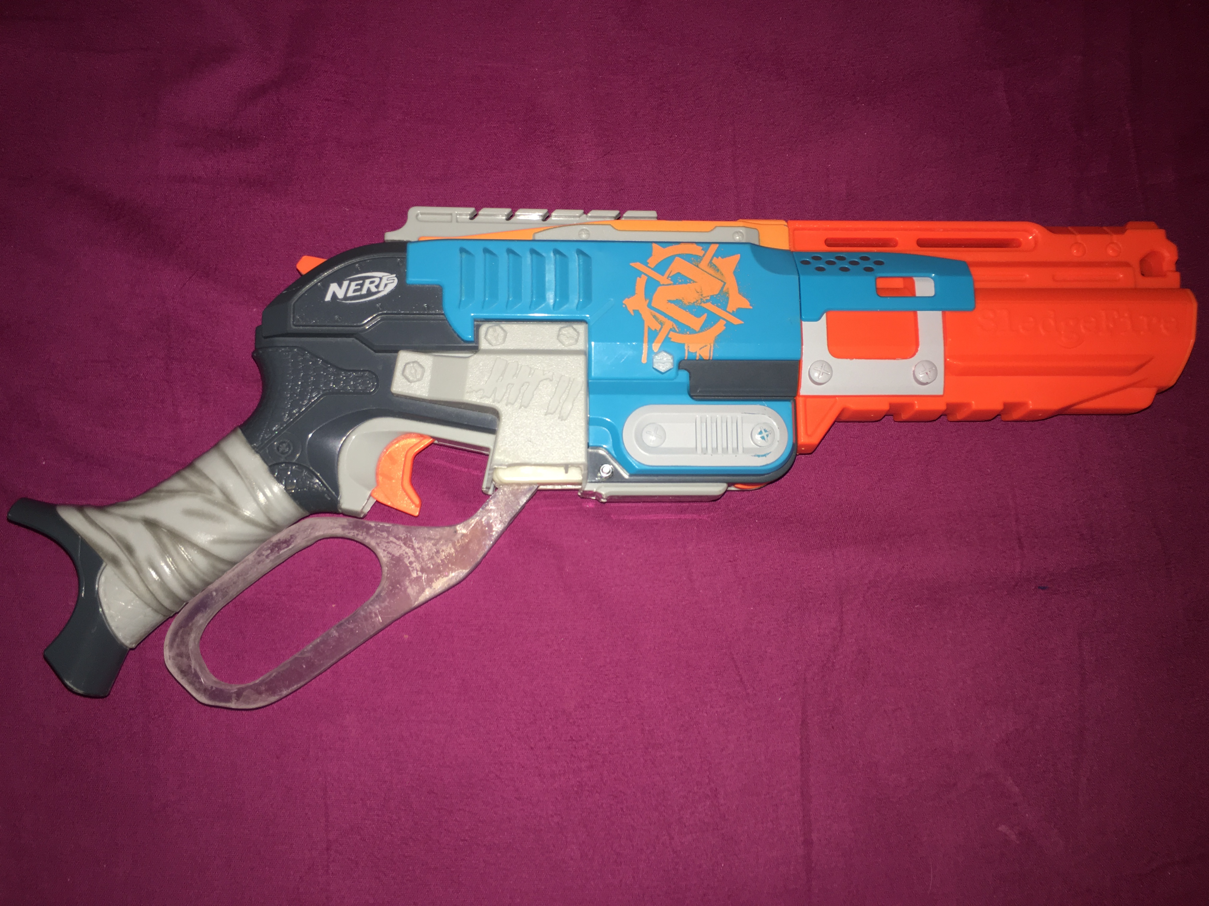 Der neue Luchs Sledgechester MKII besitzt eine wesentlich schönere Linienführung und schmiegt sich fast perfekt an den Blaster.