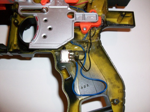 Detail der Verkabelung. Das 2. schwarze Kabel geht zur LED.