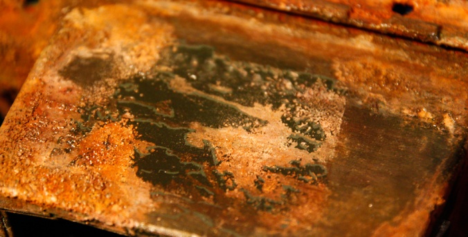 Detail Lackabplatzer 2
Ansicht Magazinschacht. Rost mit "Modern Options Instant Rust" auf Sand.