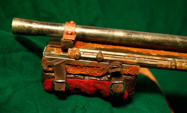 Detail Pumpgun Griff
Weil Versuche, Bohrungen durch den griff zu machen, fehlgeschlagen sind, bin ich auf die Idee gekommen, den Griff mit Schnallen