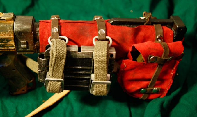 Detail Schulterstütze
Etwas verlängert und Body aus Styropor geformt, dann mit GFK und Epoxydharz ummantelt. Leider optisch sehr schlecht geworden, d