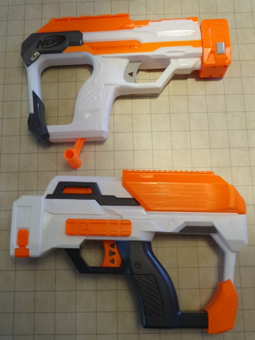 Die beiden Notfall-Blaster-Schulterstützen im Vergleich. Die Klonulus Version wird durch zurückziehen des Schlittens gespannt und hat zwei seitliche t