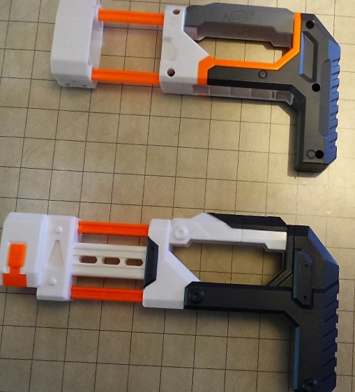 Die beiden Schuterstützen mit Reservemagazinhalterung. Die Klonulus Version ist mit einem stabilen Steg versehen, dadurch passt diese aber nicht auf a