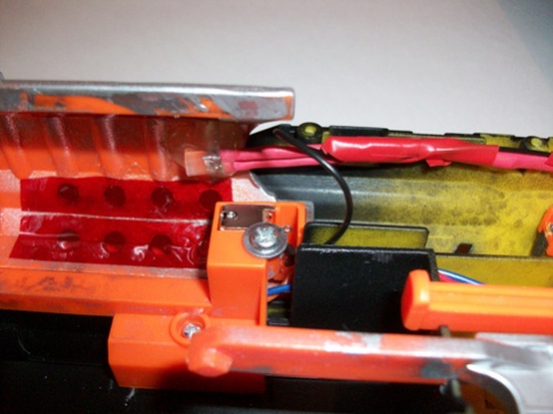 Die LED wurde auf die Innenseite der Abdeckung geklebt. Das Kabel läuft im Gehäuse hin und her, wenn die Abdeckung aufgeschoben wird.