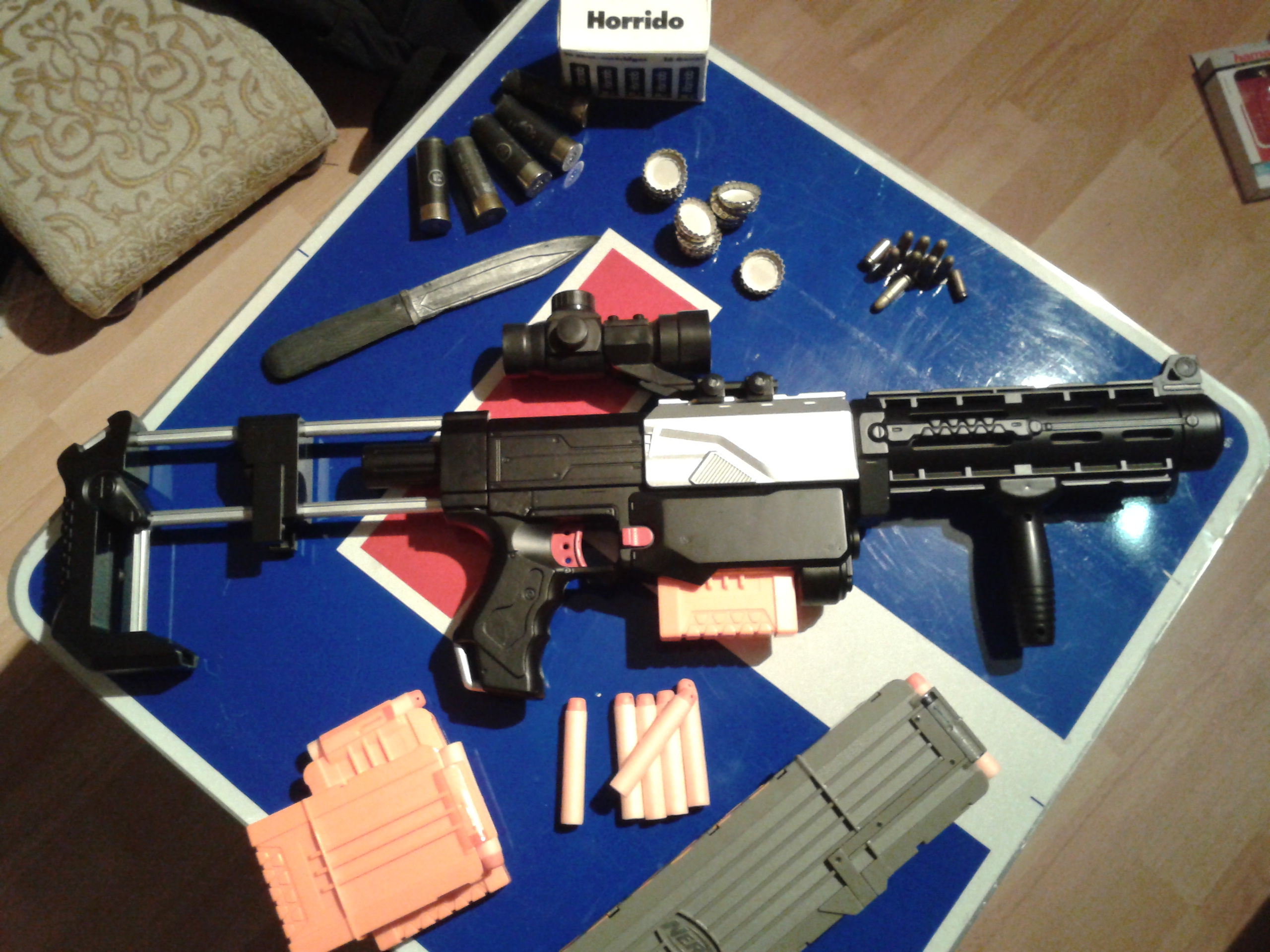 Die Recon auf meinem Beistellttisch,
mit gedöns das ich grad zum basteln raus gekramt hab...