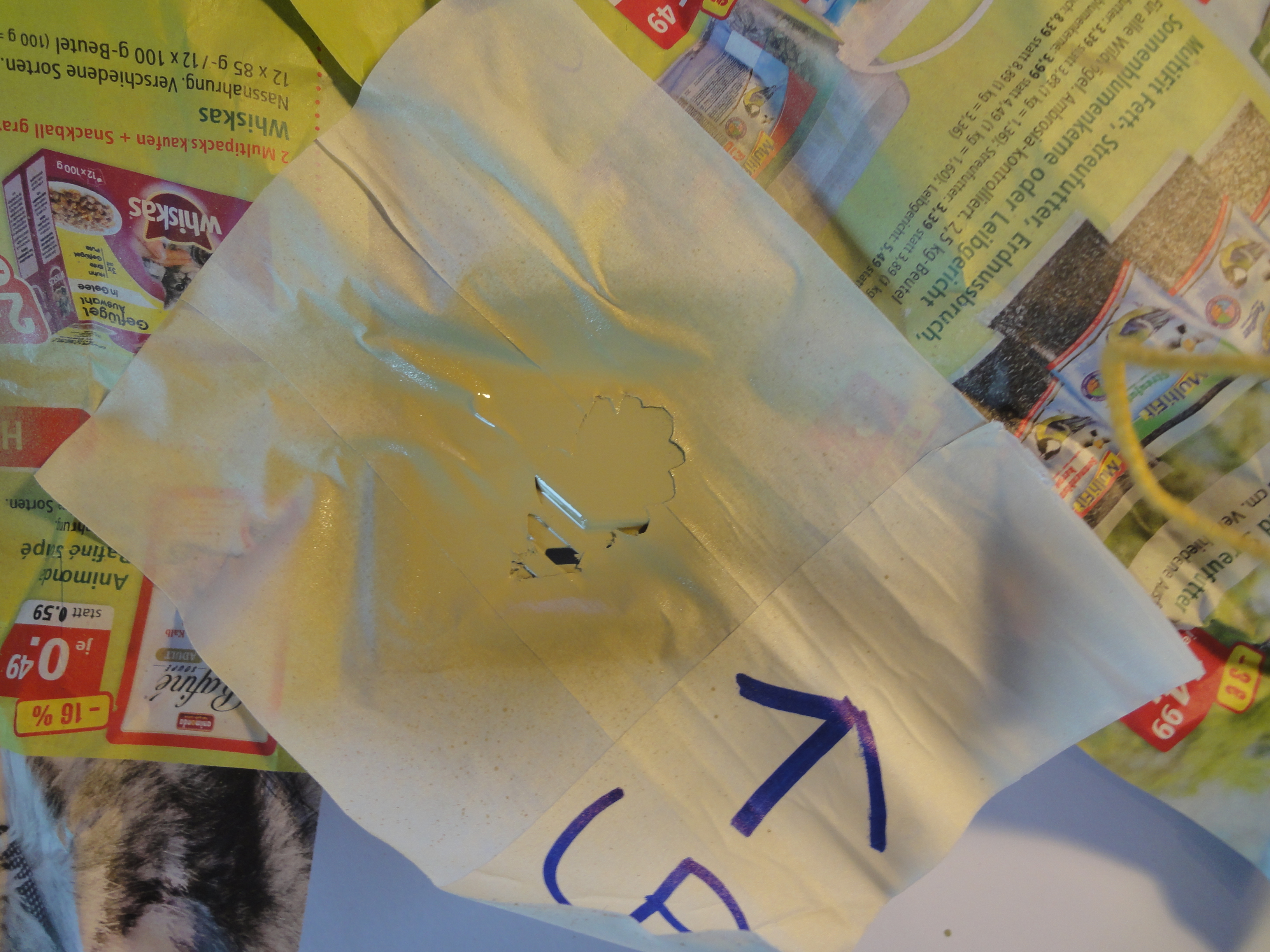 Die Schablone wird aufgesetzt und besprüht