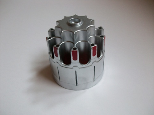 Die Trommel ist silbern grundiert und mit rot und schwarz bemalt.