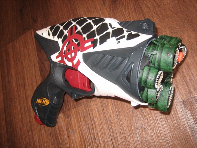 Eight Alien Gun rechts