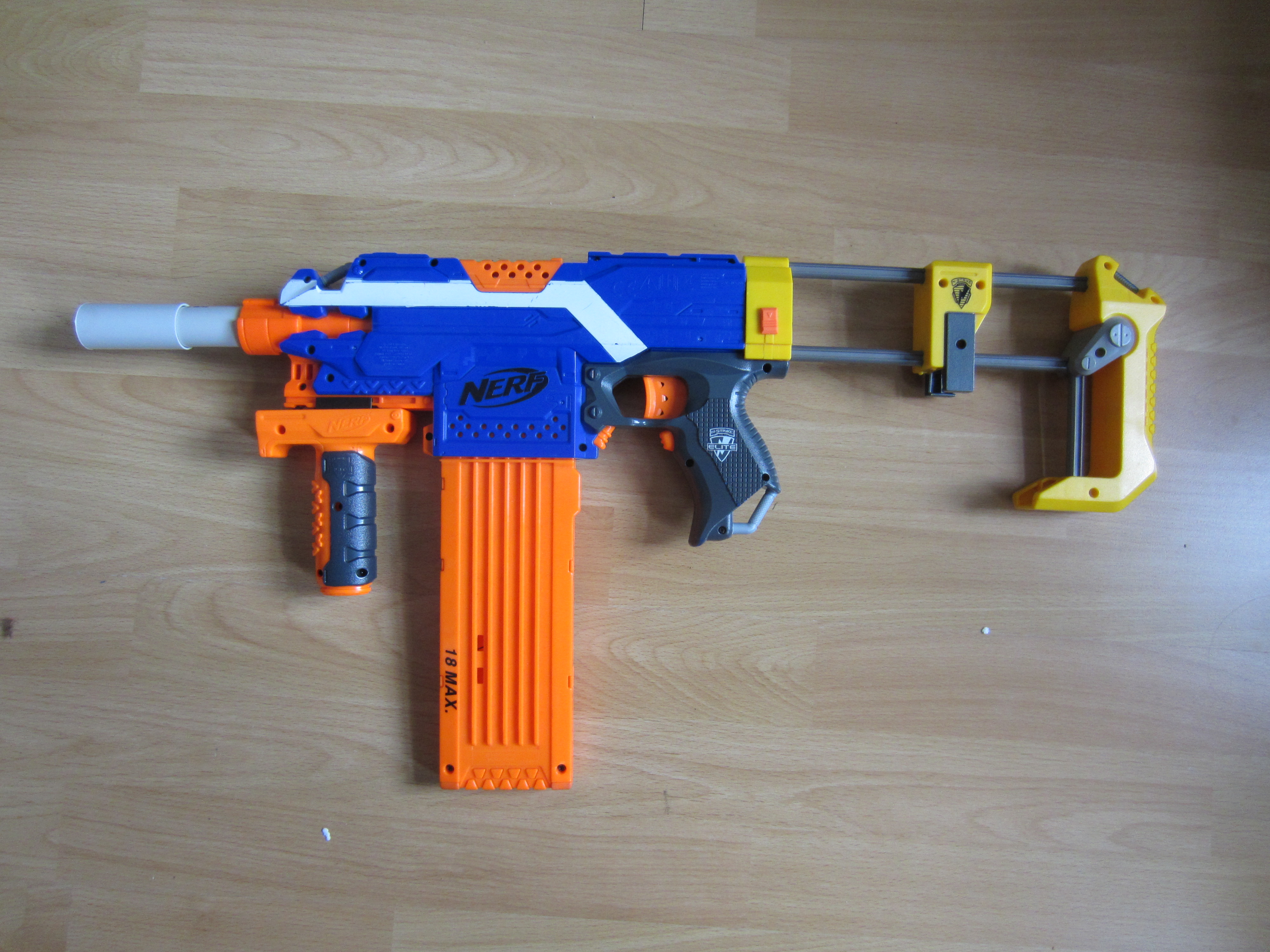 Entschieden: Recon Stütze, kürzerer Lauf als Recon Lauf
Wunsch: Taktischer Griff
Vorschlag 1.1.1
Griff "nah"