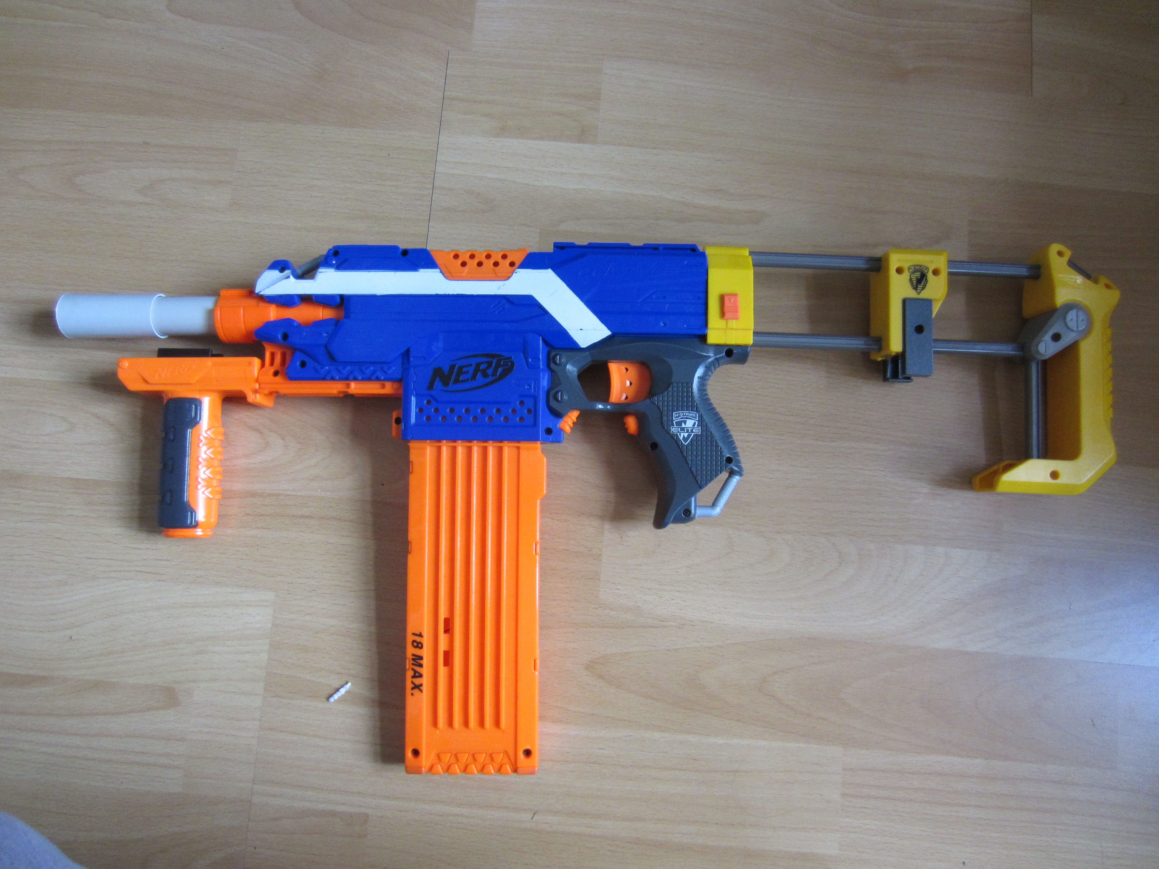 Entschieden: Recon Stütze, kürzerer Lauf als Recon Lauf
Wunsch: Taktischer Griff
Vorschlag 1.1.2
Griff  unterm Lauf