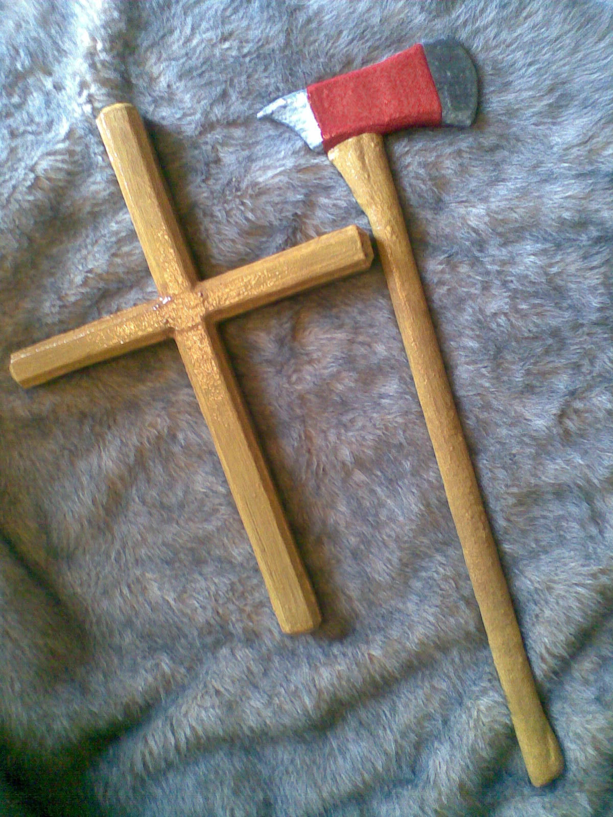 Feuerwehraxt und Holzkreuz (2009)