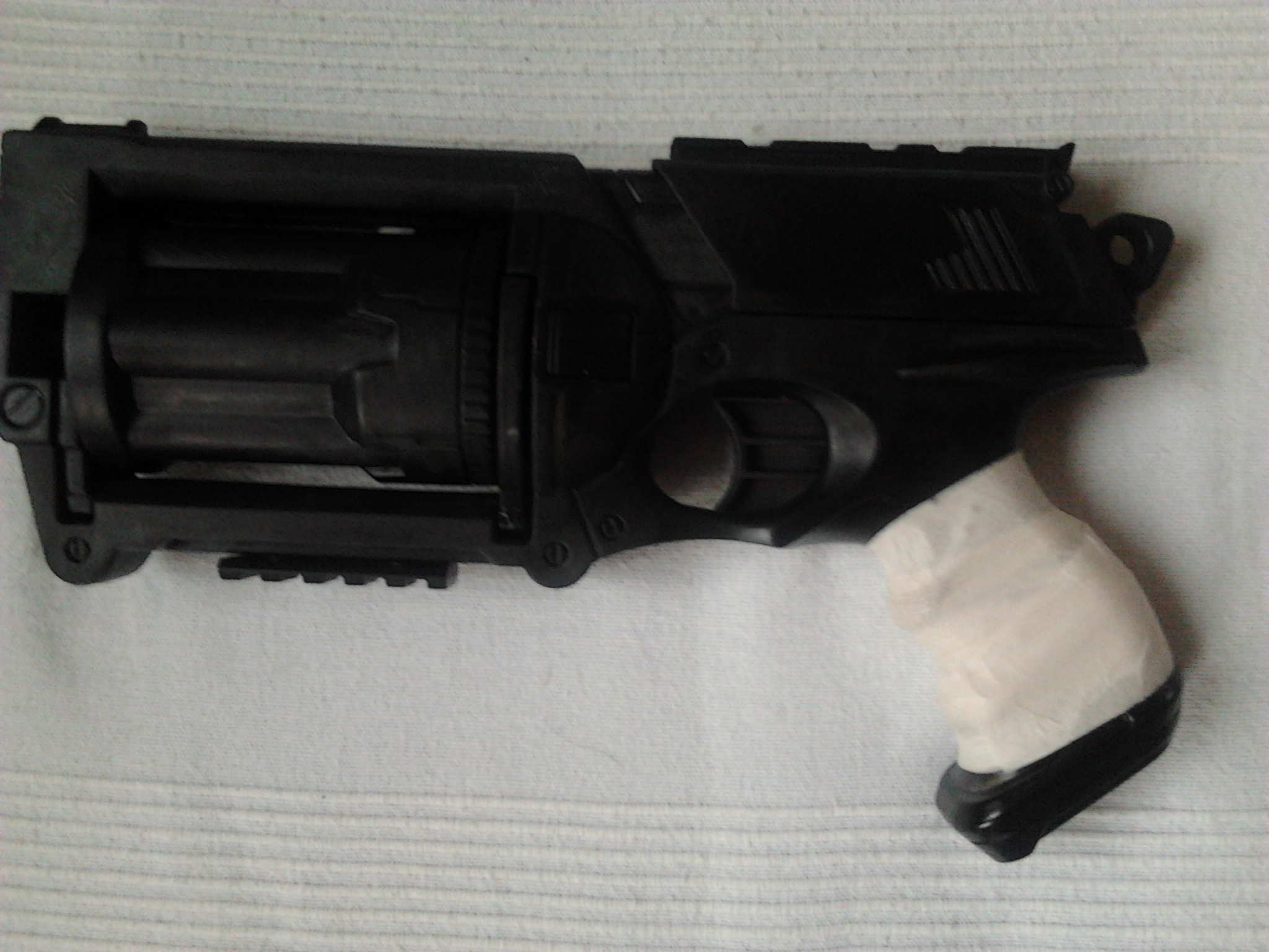 Finish
Griff ist umwickelt und eine (unscheinbare) tactical rail ist unter der Trommel befestigt.