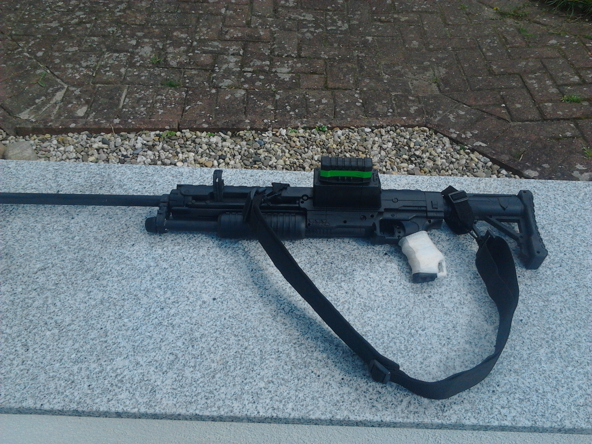 Finish: Rally-Schwarz; fleckig (angelaufene Brünierung), umwickelter Griff, Trageriemen, Stahlkerngeschoss (grüne Umwicklung am Magazin)