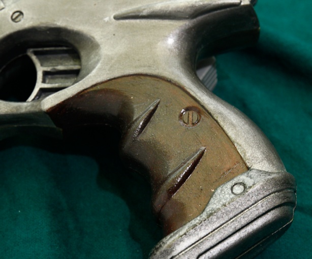 Griff: Schwarz grundiert, mit gelber Plakafarbe Maserung aufgemalt und mit Vallejo Mahagoni besprüht. Dann die abgriffendsten Stellen abgedunkelt.