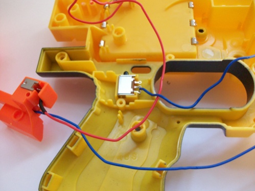 Hier ist der Schalter im Originalzustand eingebaut. Von außen wird er durch einen Schieber dauerhaft betätigt - der Motor läuft und verursacht ein fur