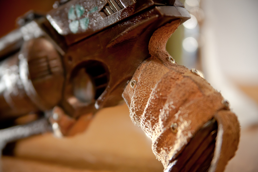 Ich habe ihn den Sofagriff genannt. Saugemütlich. :) 

Ebenfalls Wiildleder & Kupferschrauben. 
Der Abzug ist mit dem selben Leder beklebt.