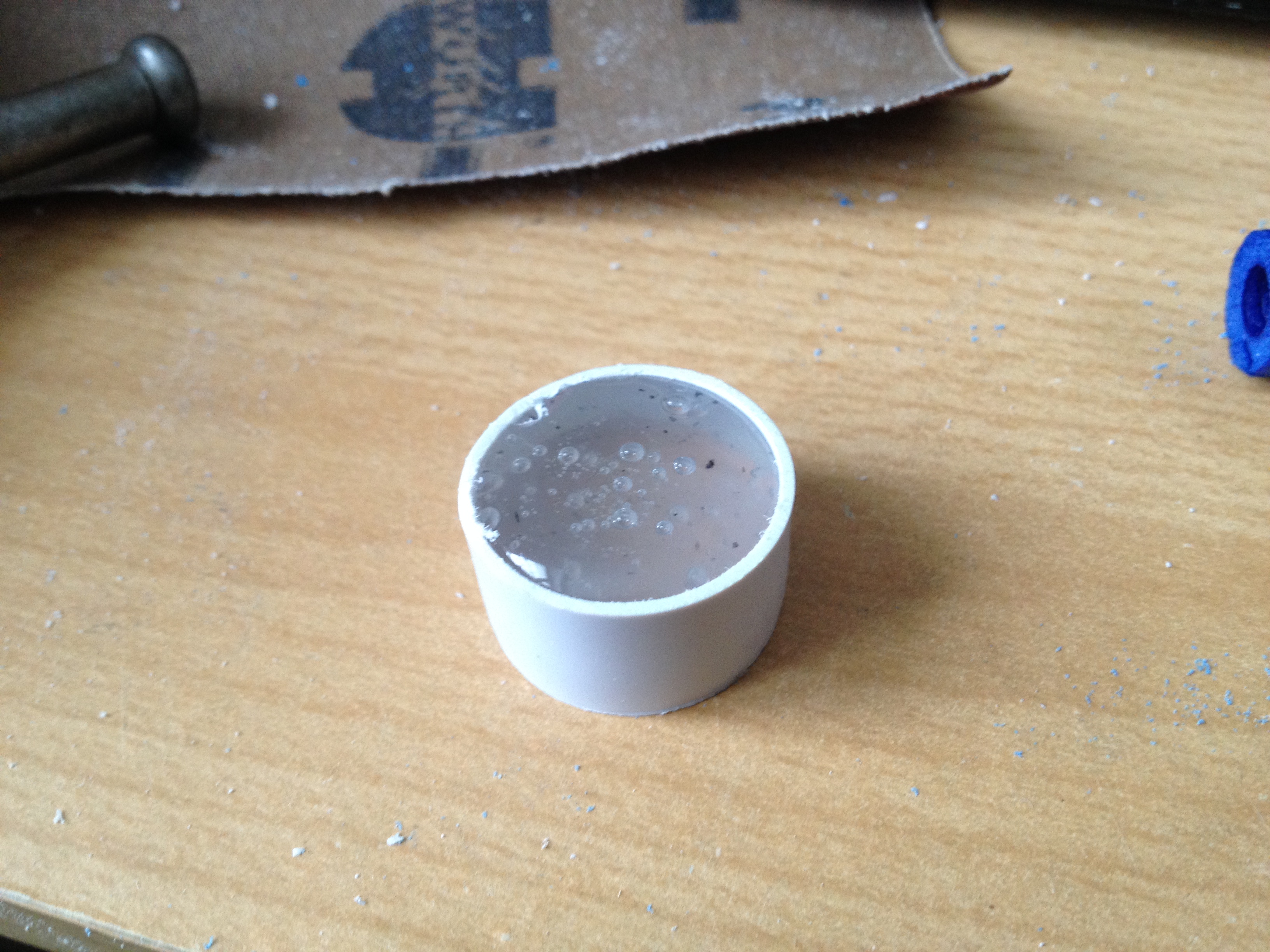 IMG 0924[1]
Guss des Stöpsels aus Heisskleber in einem Stück 25er Kabelkanal