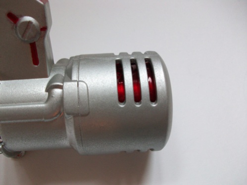 In den Hohlraum des Laufes habe ich eine rote Transparentfolie geschoben, die durch die Schitze vorne zu sehen ist.