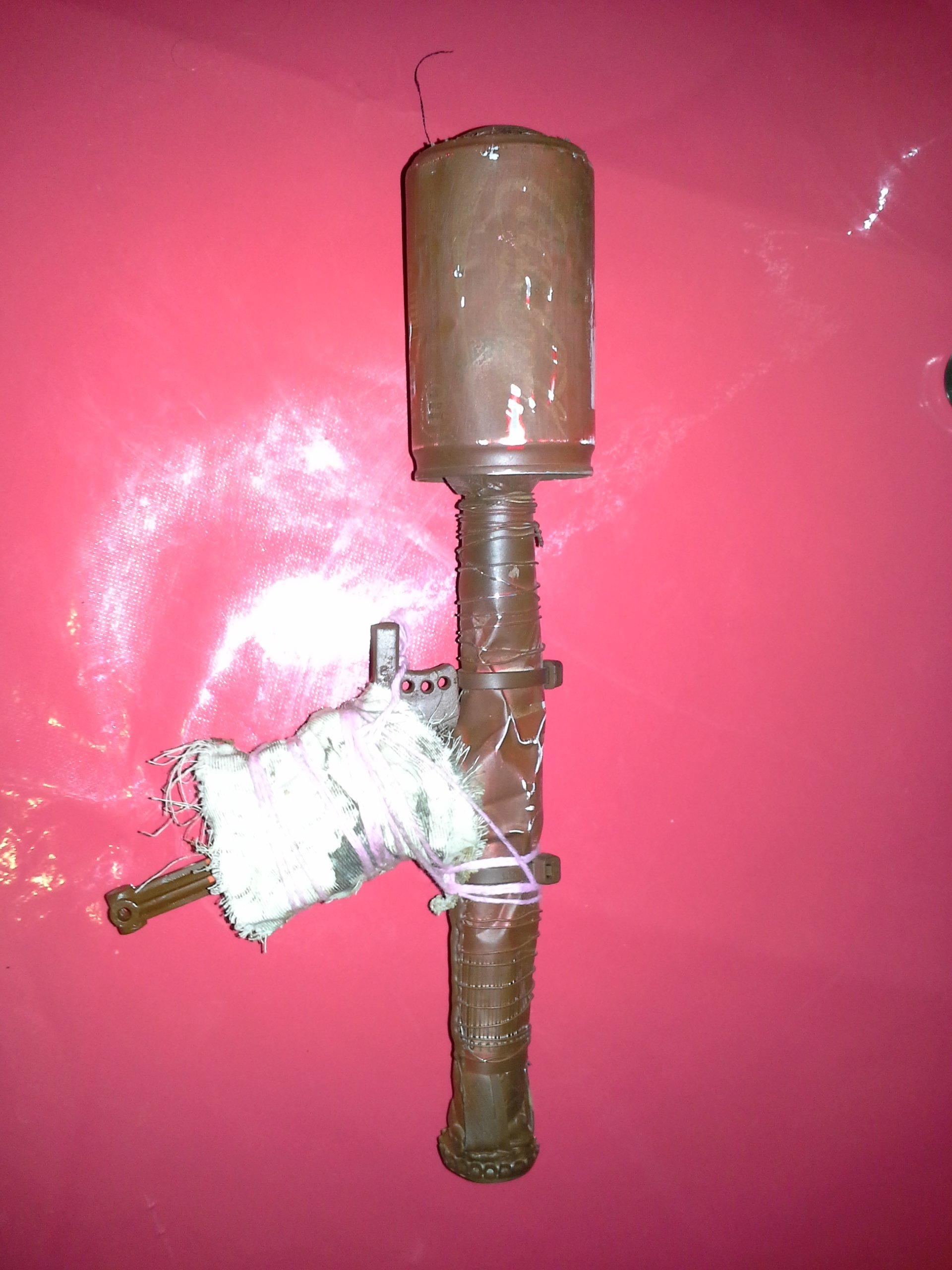 Jolt mod Cokegun
Lauf komplett ausgetauscht duch ein massives Stahlstück, Ausgebohrt und Poliert