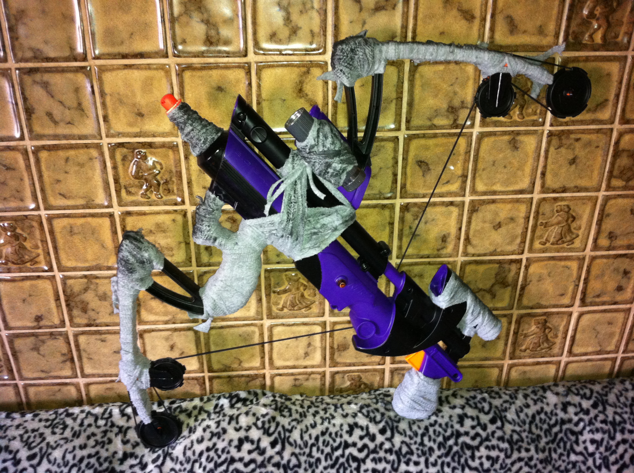 Komplettansicht mit Stoff umwickelt an einigen Stellen, integrierter Lichtquelle am ehem. Pfeilhalter und einigen Schichten "Dreck" aus Edding, Nagela