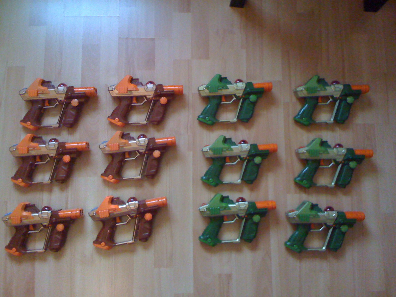 Laser Tag Team Ops, ohne zusätzliche Ausrüstung. Jeweils 6 in Grün und 6 in Orange. Alles funktioniert bestens.