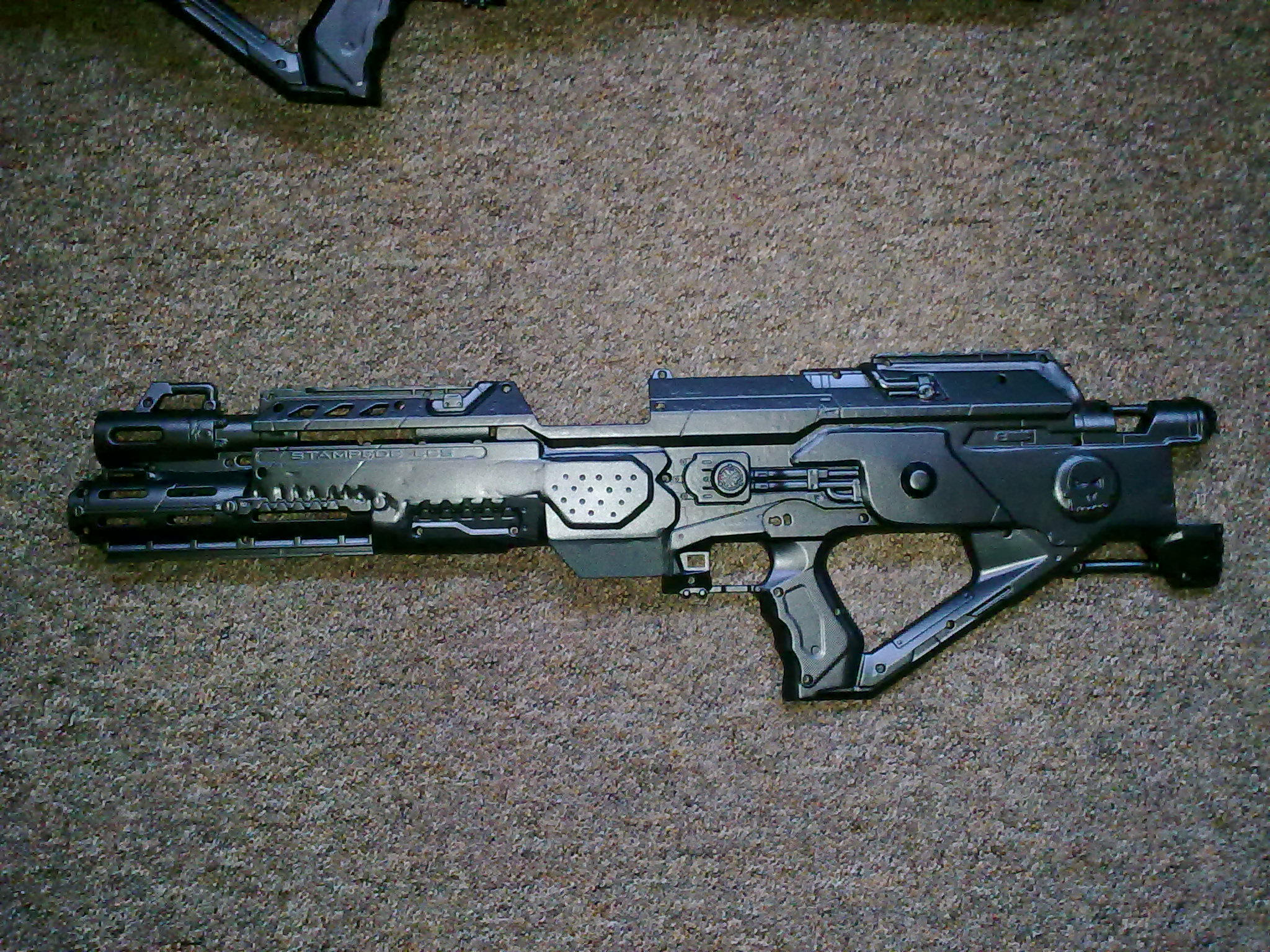 Linke Hälfte grundiert.