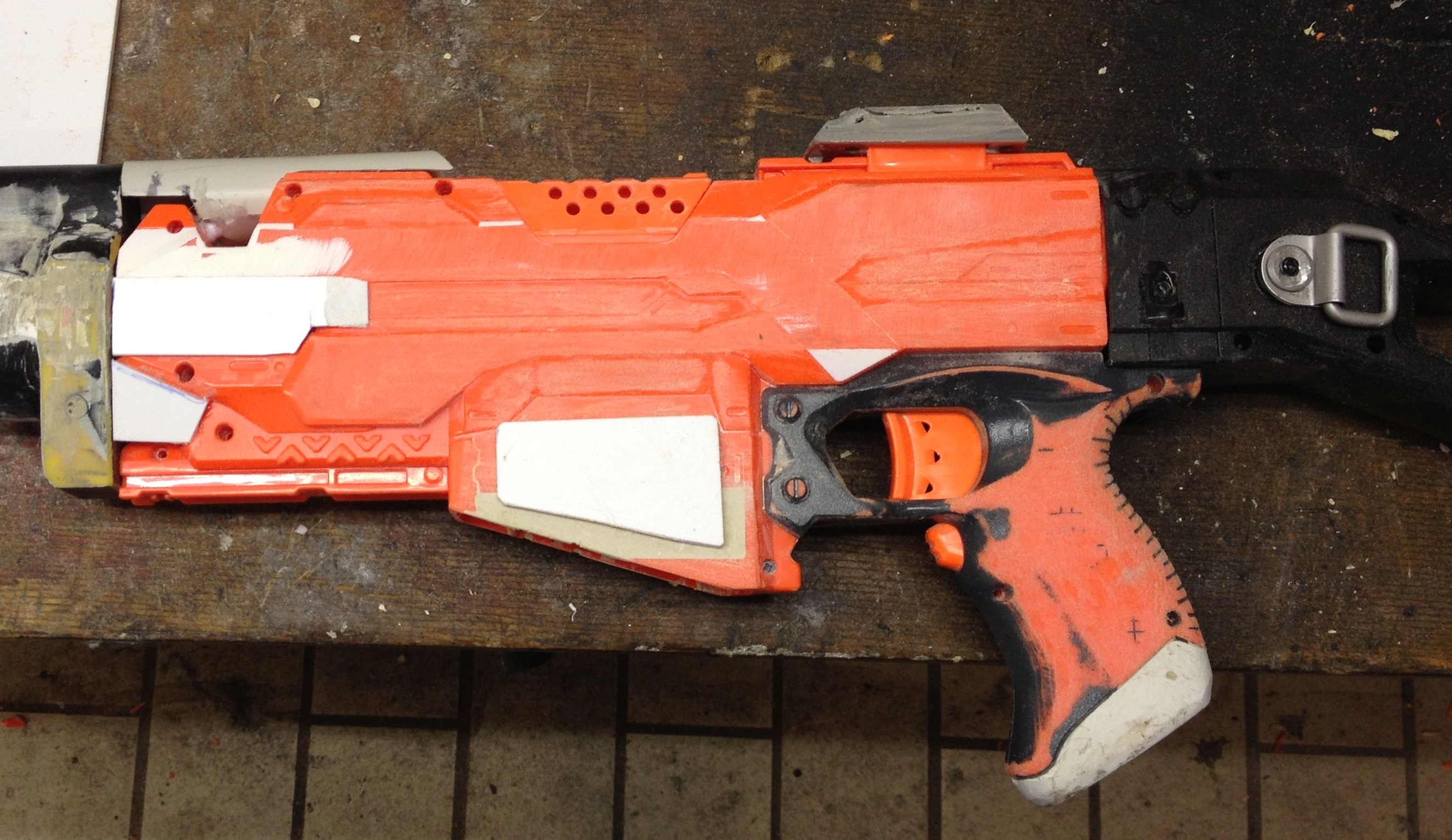 Magazinschacht abgeschrägt, verspachtelt und begonnen Löcher zu stopfen.
Griff Form verändert.
Schleifarbeiten