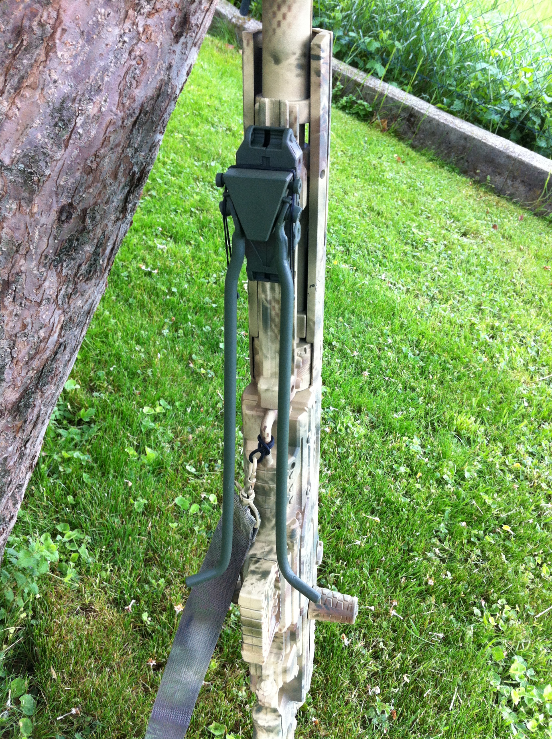 Mein selbstgebautes 2Bein !
Im zusammengelegten Zustand liegt es parallel an...