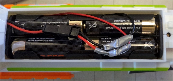 Meine Lösung des Akku-Problems: Bei Amazon eine Batteriehalterung für 4xAA Batts für 3,50€ ordern. Klein bisschen abisolieren verzwirbeln und mit Isob