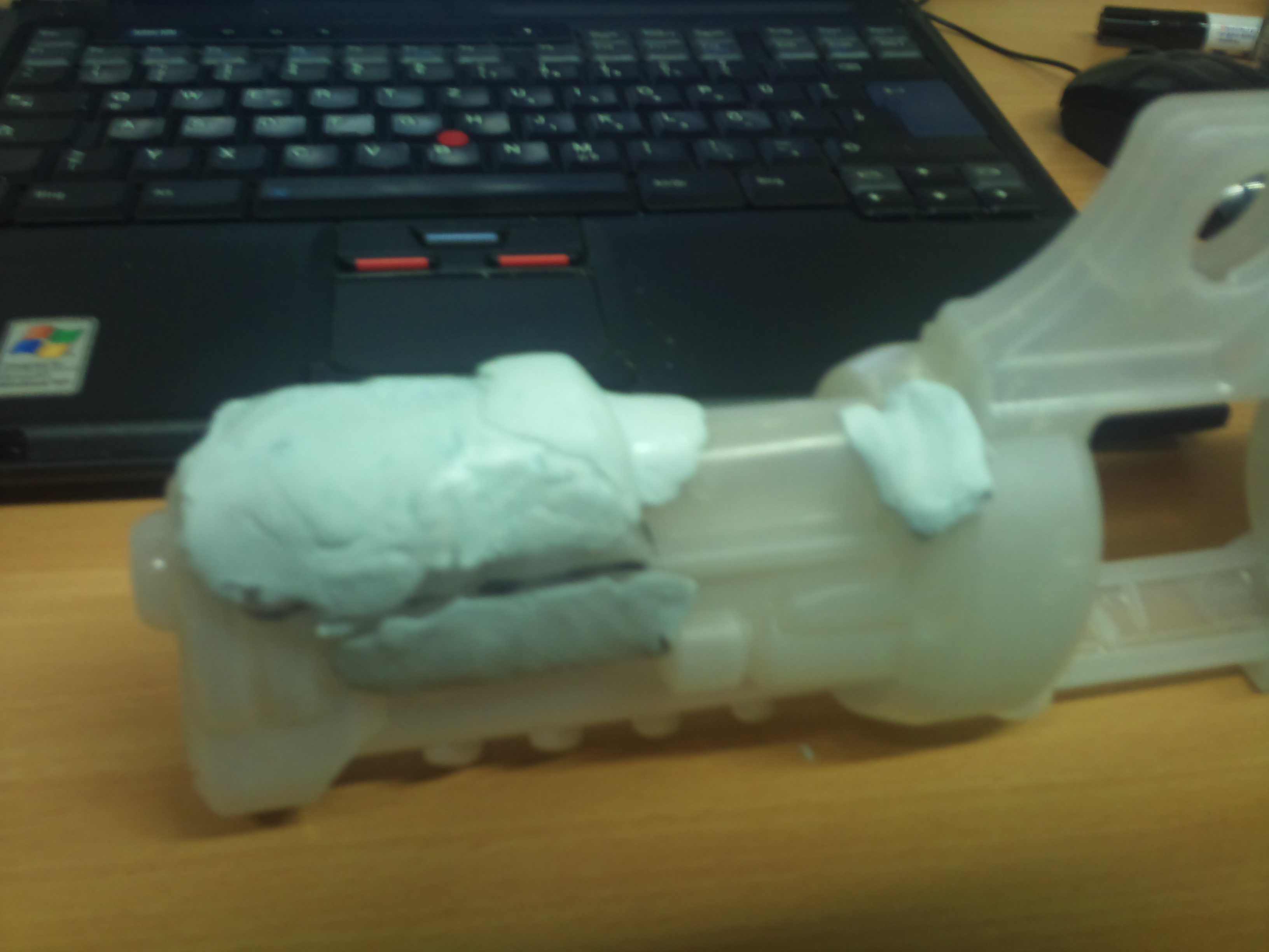 Mit Knete aufgefüllte Löcher im Front-Gehäuse