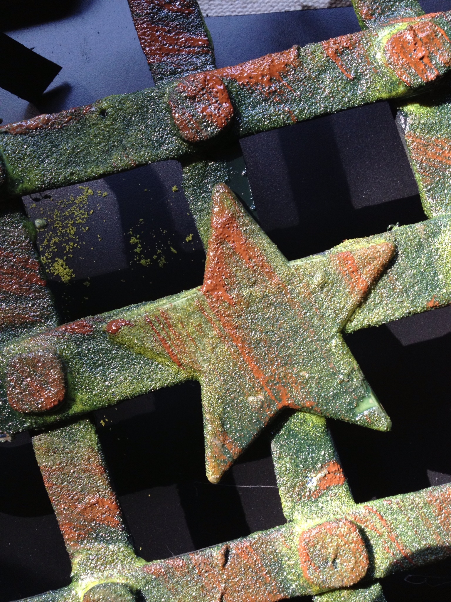 Mit schokobraun drüberpinseln, man sieht die grobige metalstruktur schon. Am ende drybrushing in silber