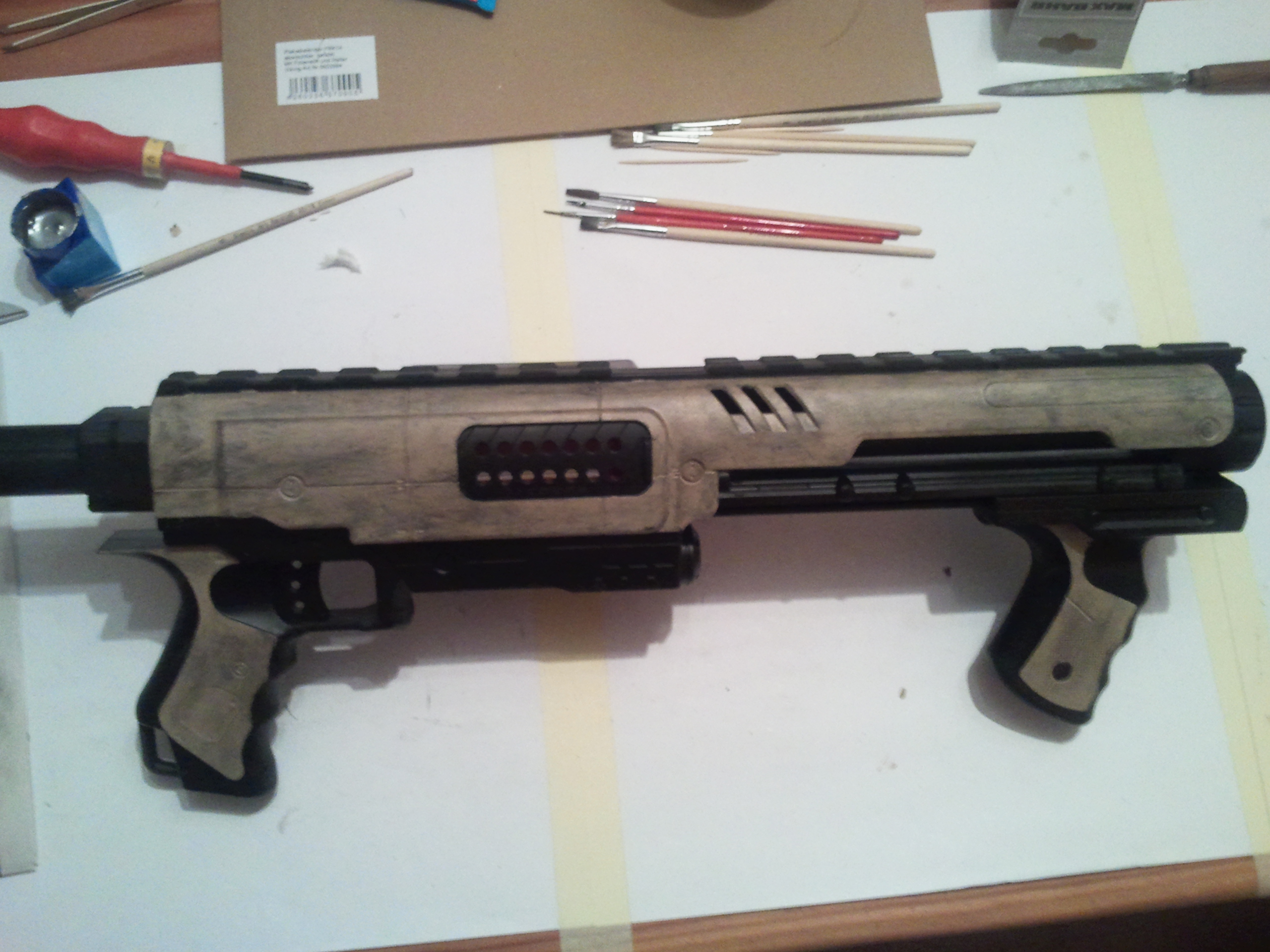 mit schwarz übergebrusht, damit's schmutziger wird