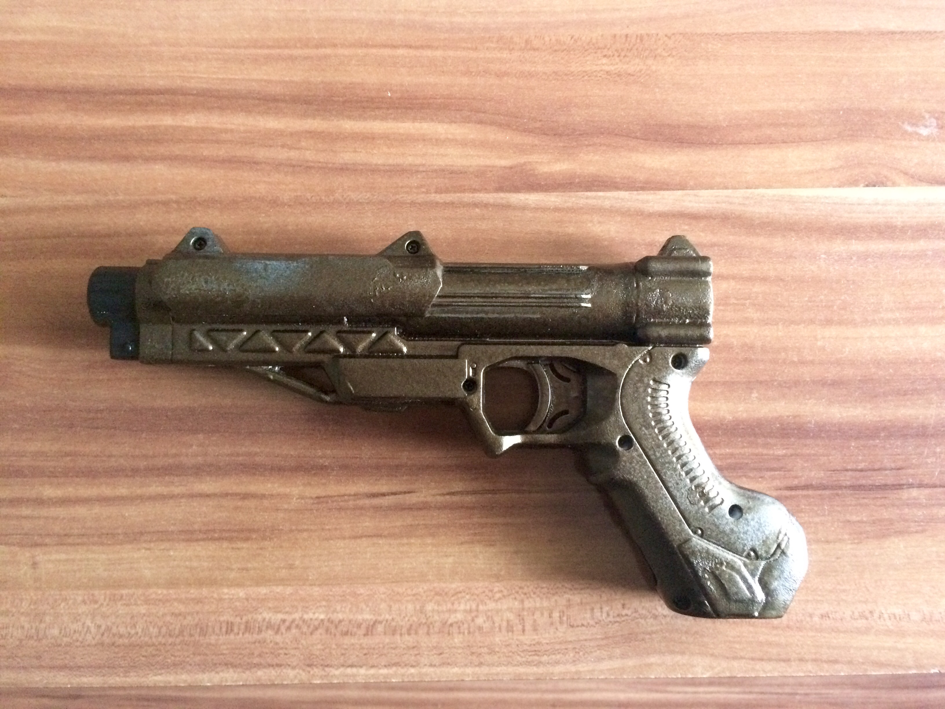 Nach dem Anschleifen Grundierung mit Gunmetal Anthrazit (kann ich empfehlen, gibt schön Struktur).