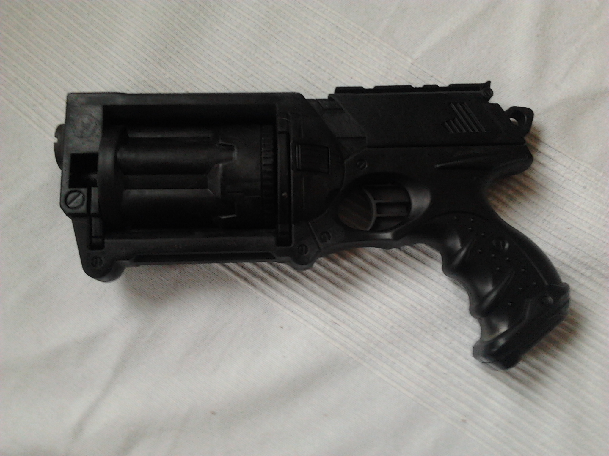 nach dem Lackieren: erste Seite. Alles ist schön schwarz...