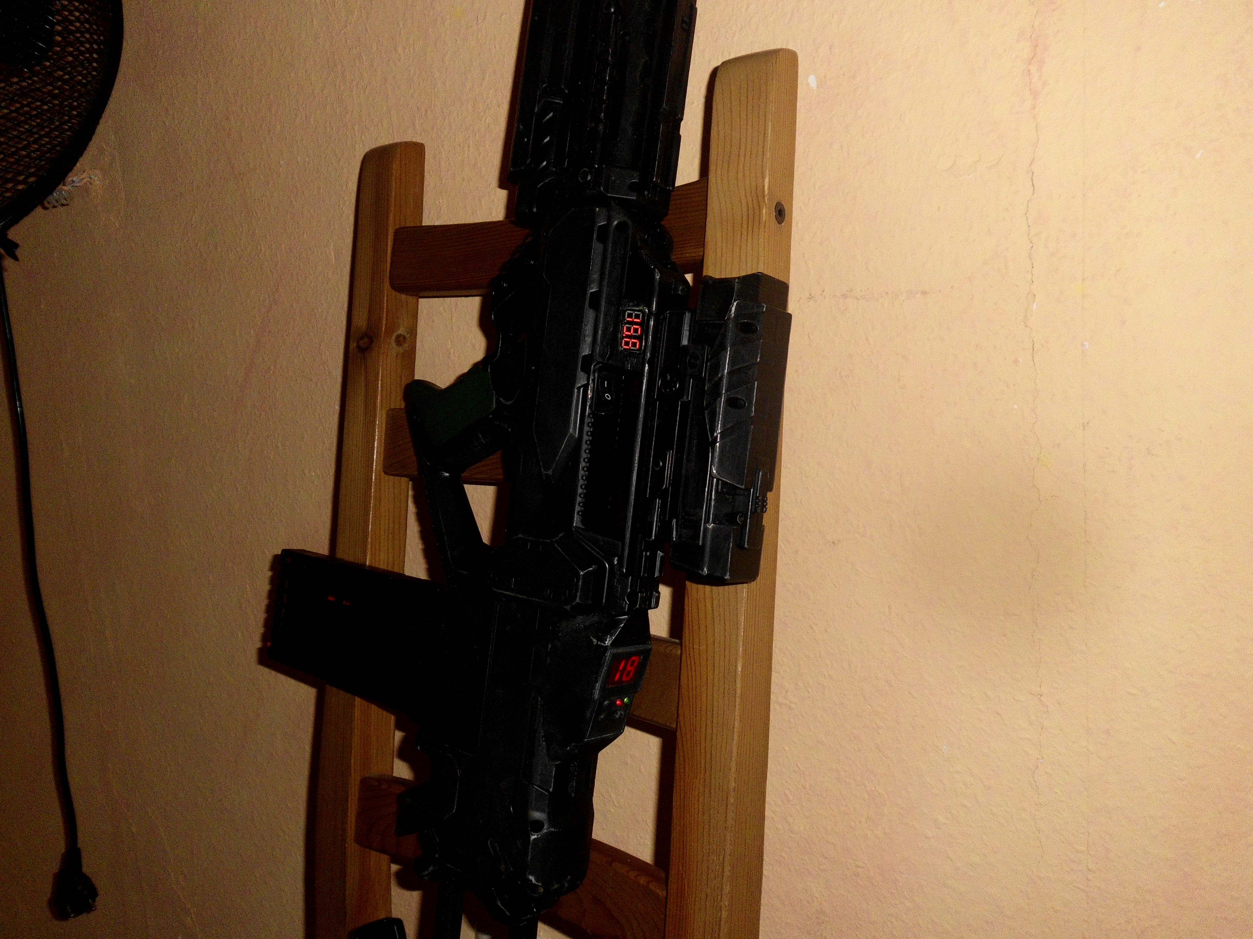 Nerf Rayven:
N&J Arms Model TAR II mit Tim Taylor Mod, verlängerter Schulterstütze und BAAC