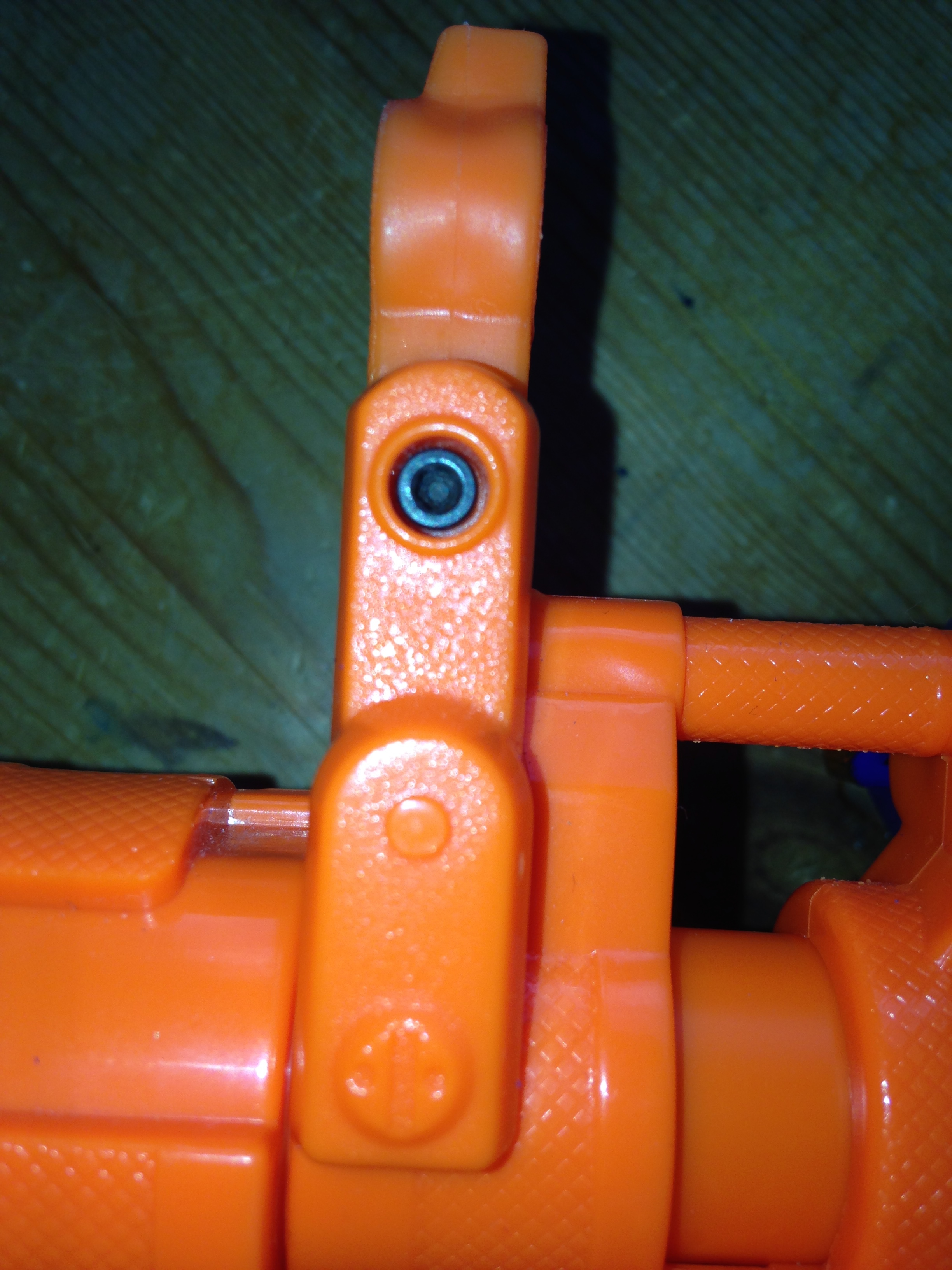 neue Innensechskant-Schrauben (fast überall an der Hülle zu finden