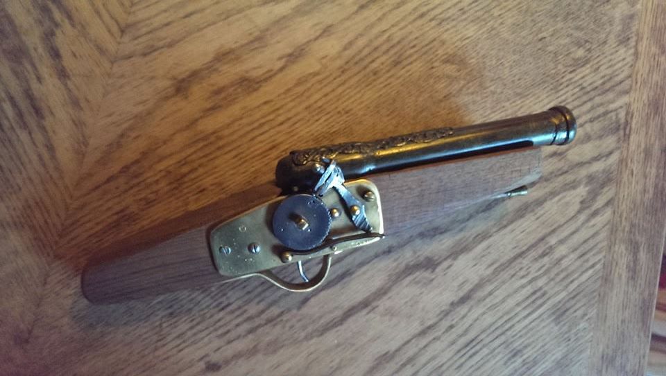 Radschlosspistole Schießt Darts und Knalt mit Zündplätchen