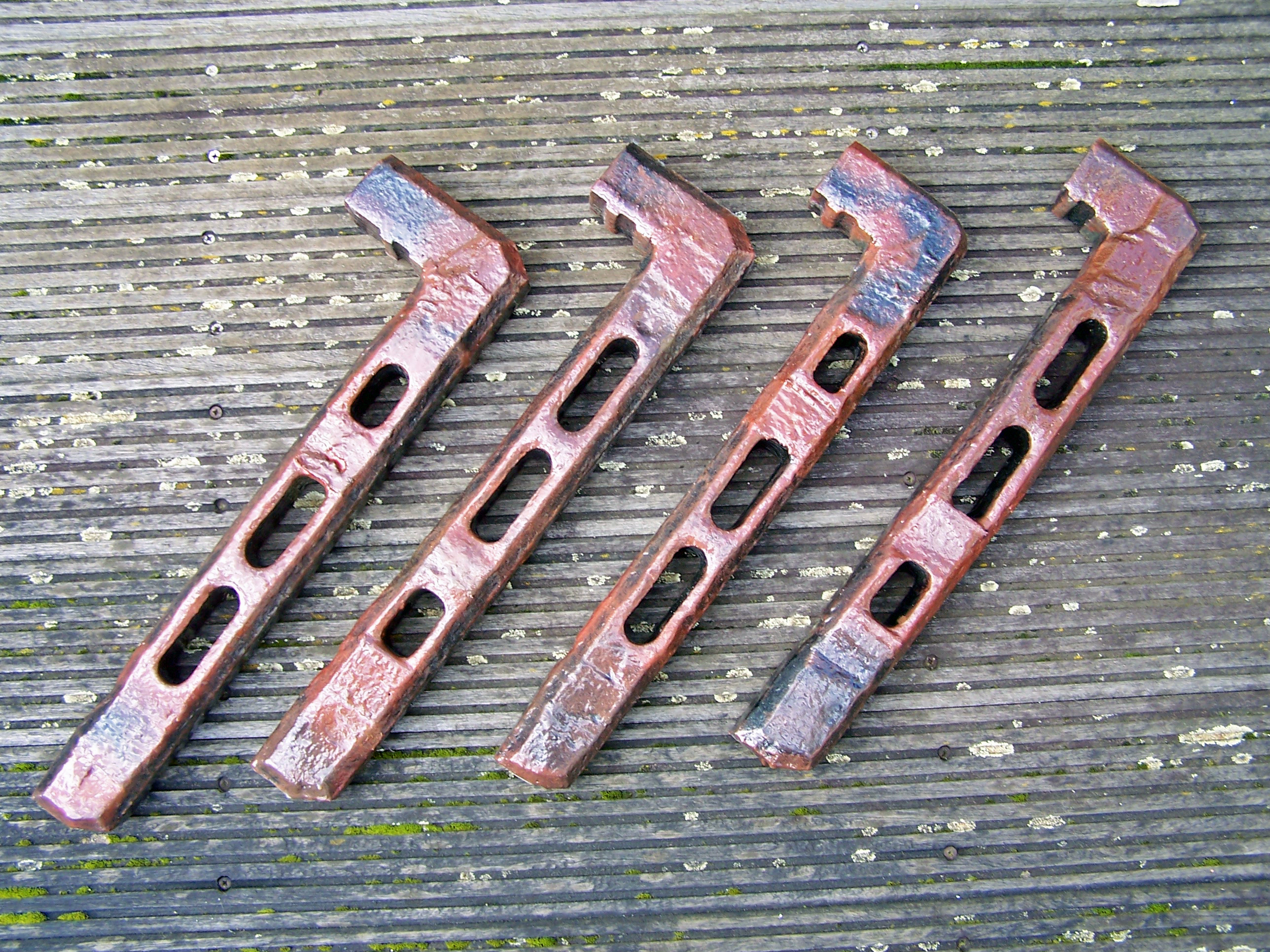 Rostiger Stahlträgerprügel (2014)
[Anm.: Resteverwertung. Das war ursprünglich ein Verpackungsrahmen für einen großen Scanner. Die "Grifflöcher" ware