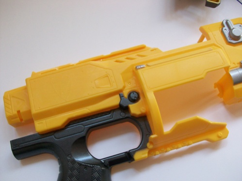 Sämtliche Logos und Schriftzüge habe ich mit einem scharfen Skalpel heruntergeschnitten und dann nachgschliffen.