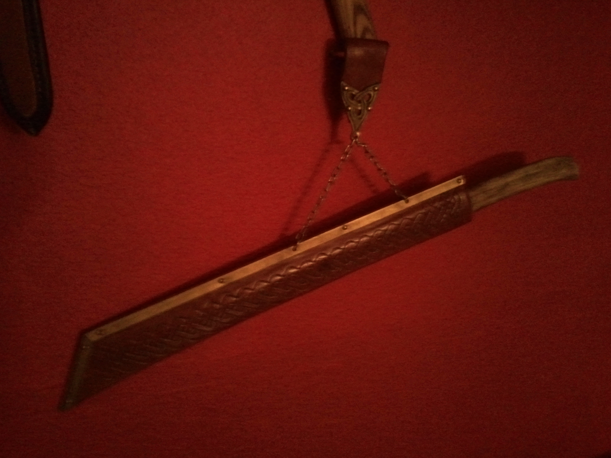 Saxscheide mit Punzierung und Messingkante...