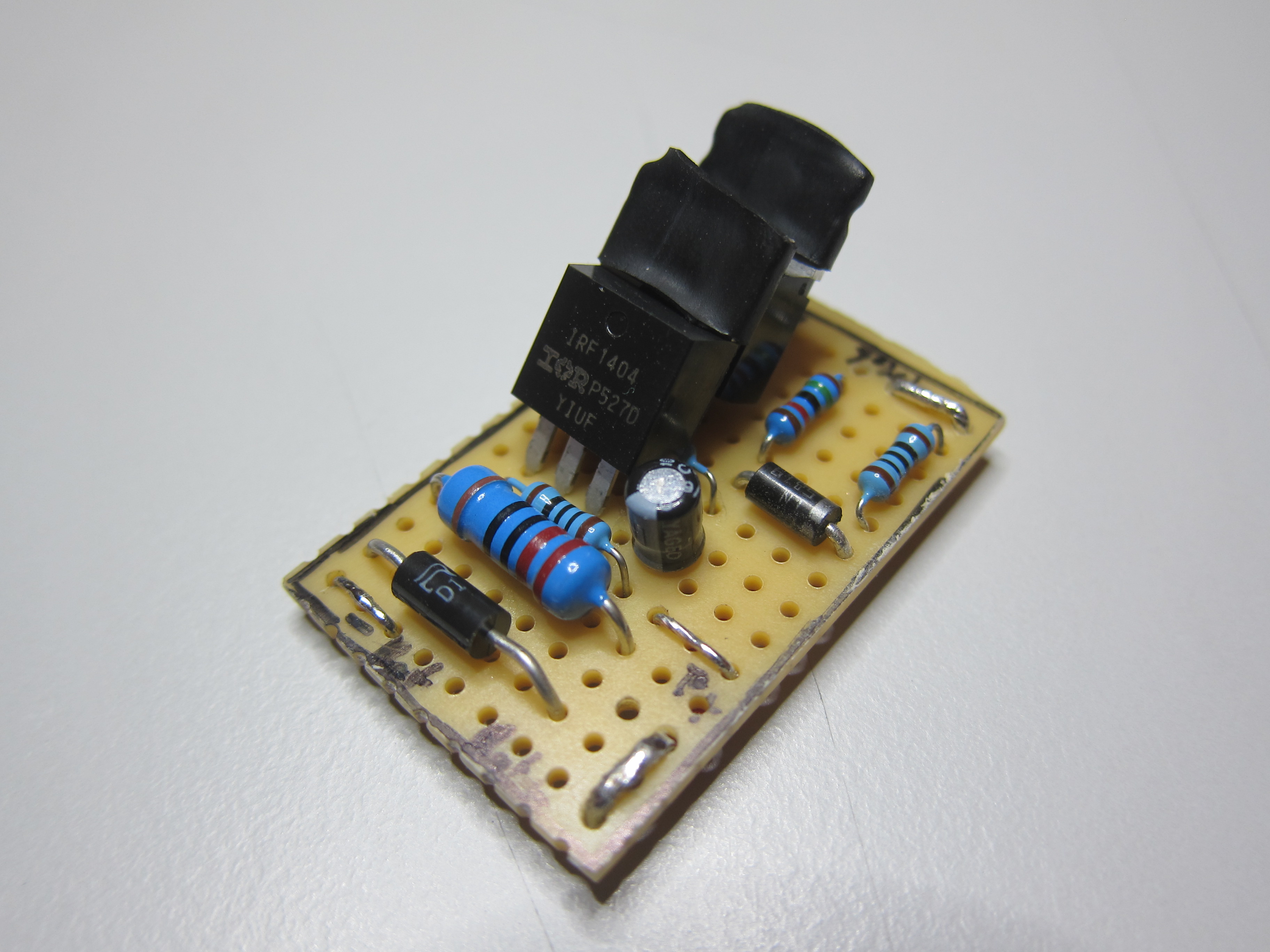 Schaltung auf Lochplatine gelötet, verbaubar.