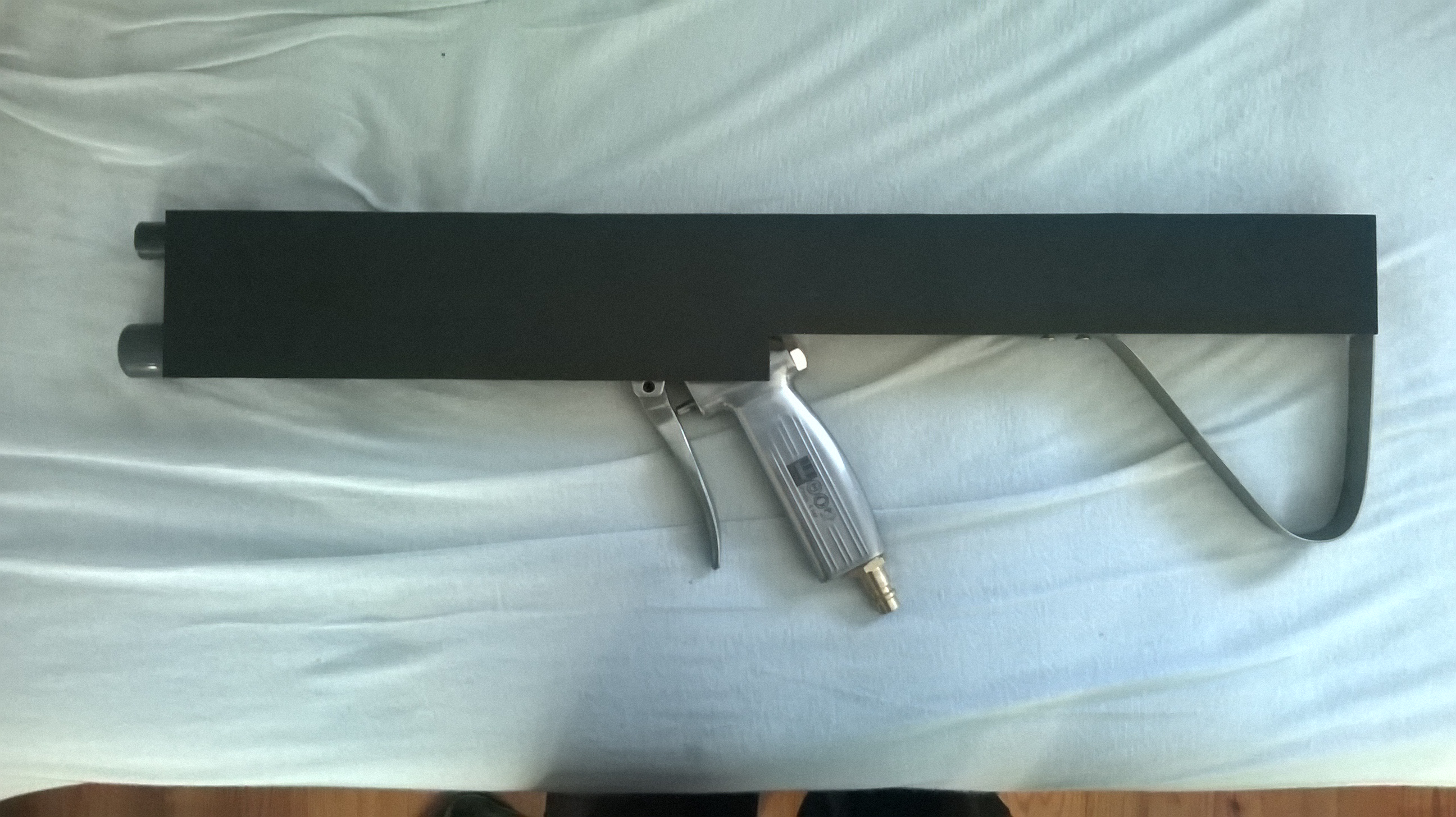 SMG, Druckluft, noch nicht fertig.
Die eine seite der Abdeckung habe ich einfach mal draufgelegt