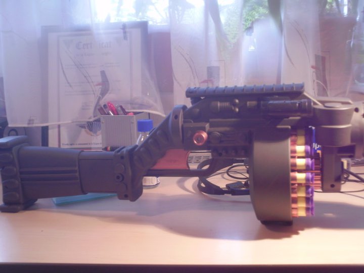 Tommy 20. Handguard Rail oben, Blue Flashlight an der Seite.